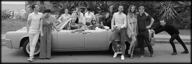 ZINZI posando con 1962 Lincoln Continental en Marbella